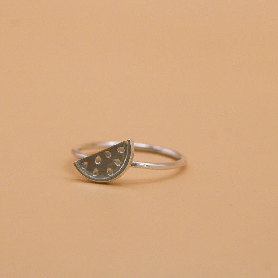 ”All chrildren are ours” Barnslig ring i silver.