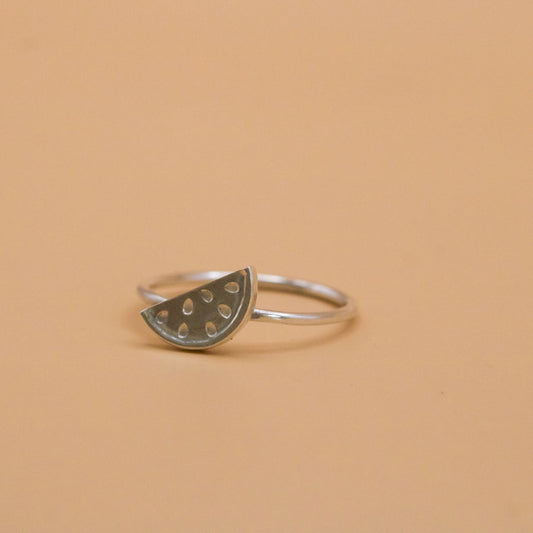 ”All chrildren are ours” Barnslig ring i silver.