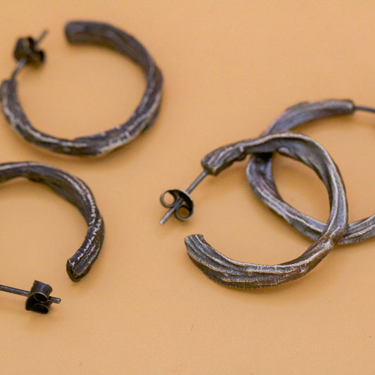 ”Ådror” örhängen i oxiderat silver.