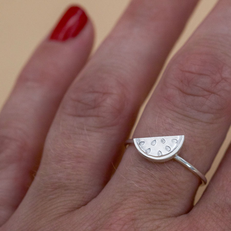 ”All chrildren are ours” Barnslig ring i silver.